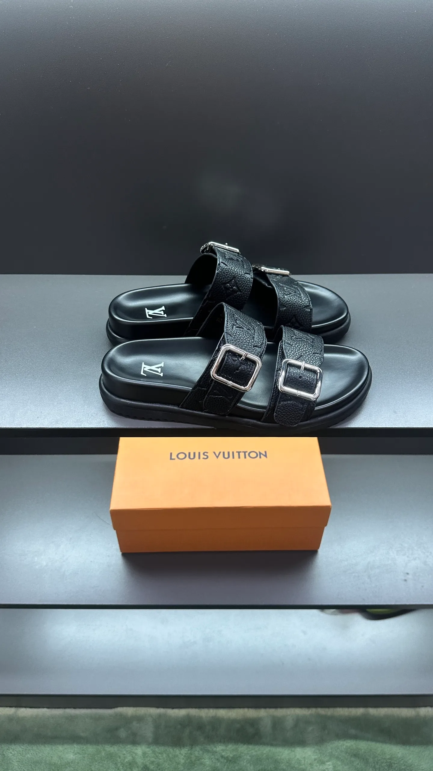 P320 🔍Top purchasing agent LV men's spring and summer slippers counter synchronized. The uppers are made of cowhide fabric imported from Italy, with logo graphics and high-quality craftsmanship. The soles are: original soles specially provided by the original factory. Exclusive molded soles are super comfortable. Original factory follow-up orders. 🔍🔍High quality. You can enter and exit the counter at will. Welcome to compare. Size 38-45